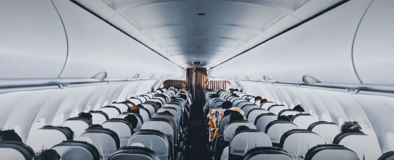 Descubra os direitos dos passageiros aéreos em caso de atrasos, cancelamentos e overbooking! Saiba como evitar problemas e garantir uma viagem tranquila.