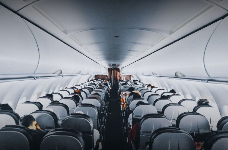 Descubra os direitos dos passageiros aéreos em caso de atrasos, cancelamentos e overbooking! Saiba como evitar problemas e garantir uma viagem tranquila.