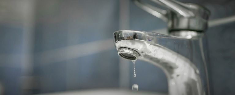 Saiba tudo sobre seus direitos em caso de falta de água! Descubra como reclamar, quais indenizações você pode receber e como processar a companhia de água.