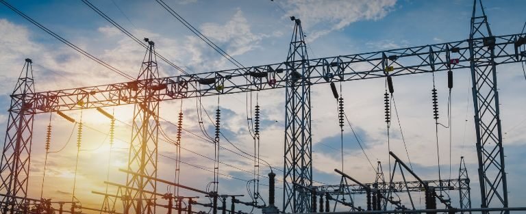 Saiba como agir em caso de falta de energia! Descubra seus direitos, prazos para religação e como conseguir indenização por danos. Clique e confira!