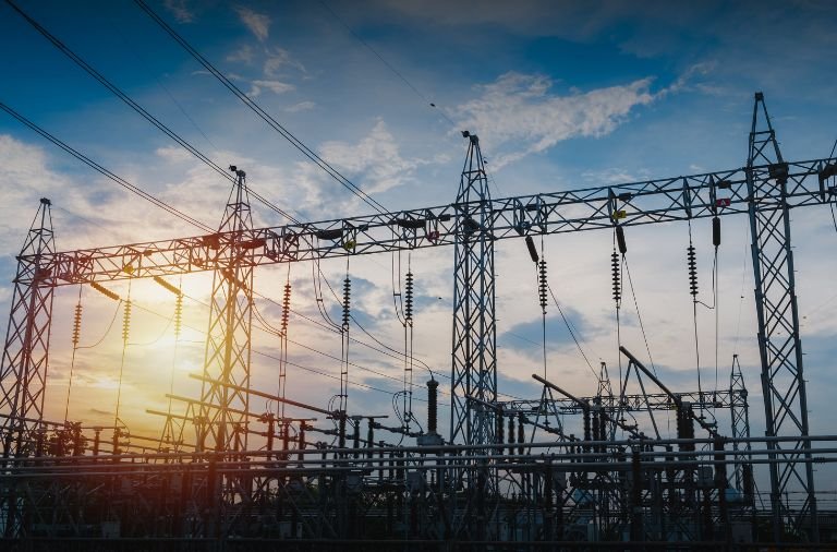 Saiba como agir em caso de falta de energia! Descubra seus direitos, prazos para religação e como conseguir indenização por danos. Clique e confira!